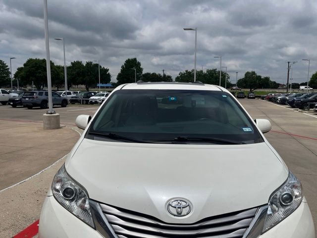 Used 2017 Toyota Sienna XLE Premium FWD image 2