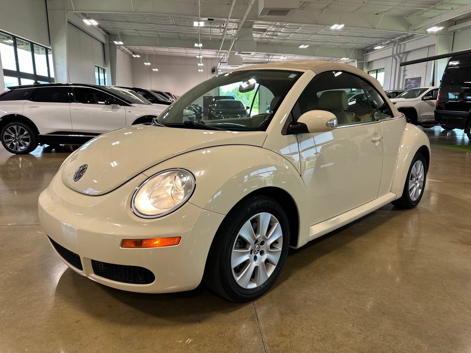 Used 2010 Volkswagen Beetle Final Edition FWD image 7