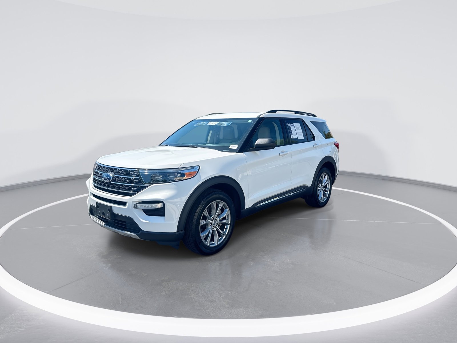 Used 2024 Ford Explorer XLT w/ Equipment Group 202A AWD/4WD image 5