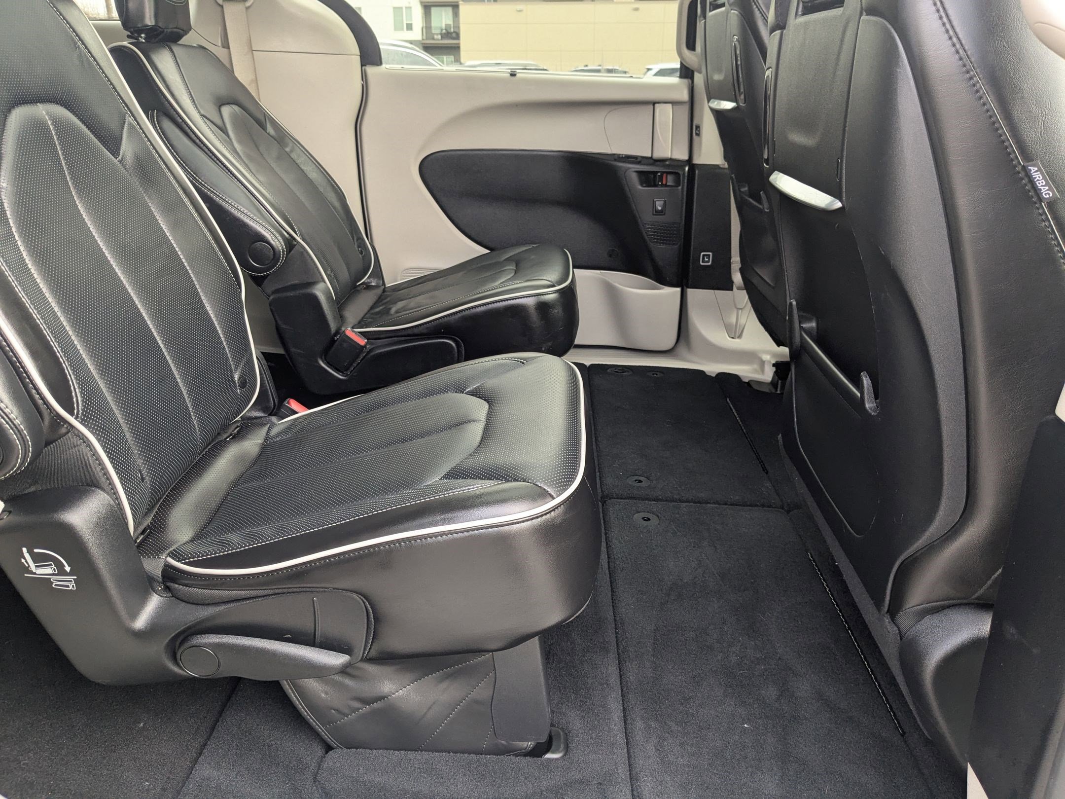 Used 2023 Chrysler Pacifica Limited w/ Uconnect Theater Family Group image 33