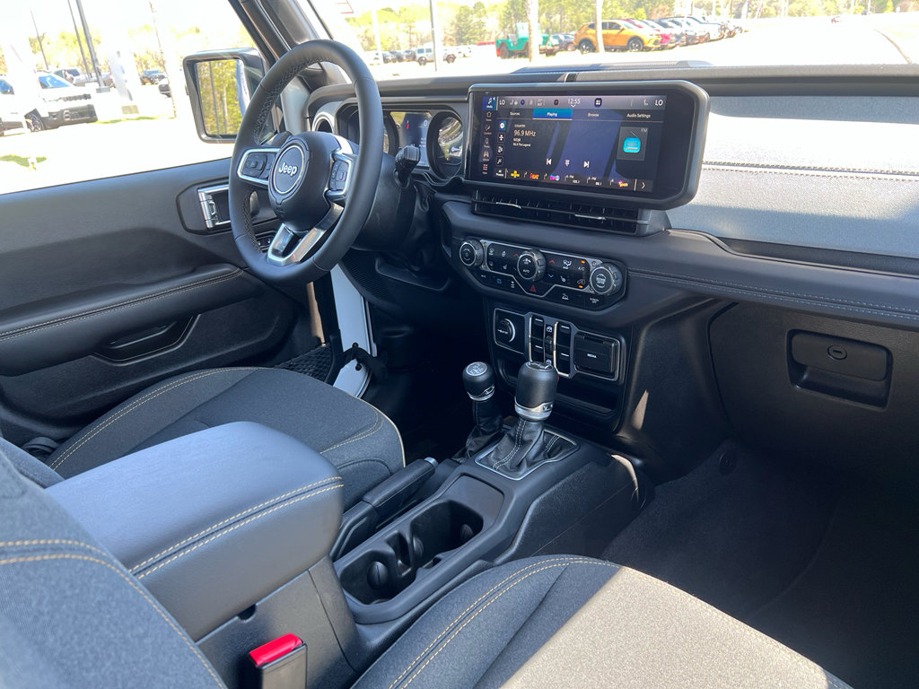 Used 2025 Jeep Wrangler Sahara image 13