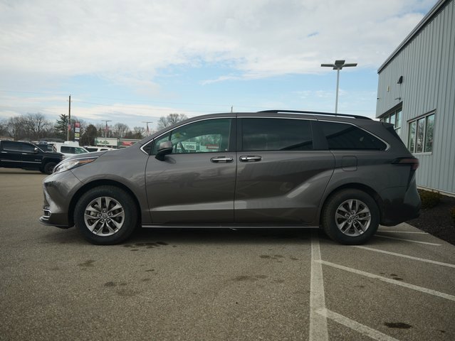 Used 2023 Toyota Sienna XLE image 4