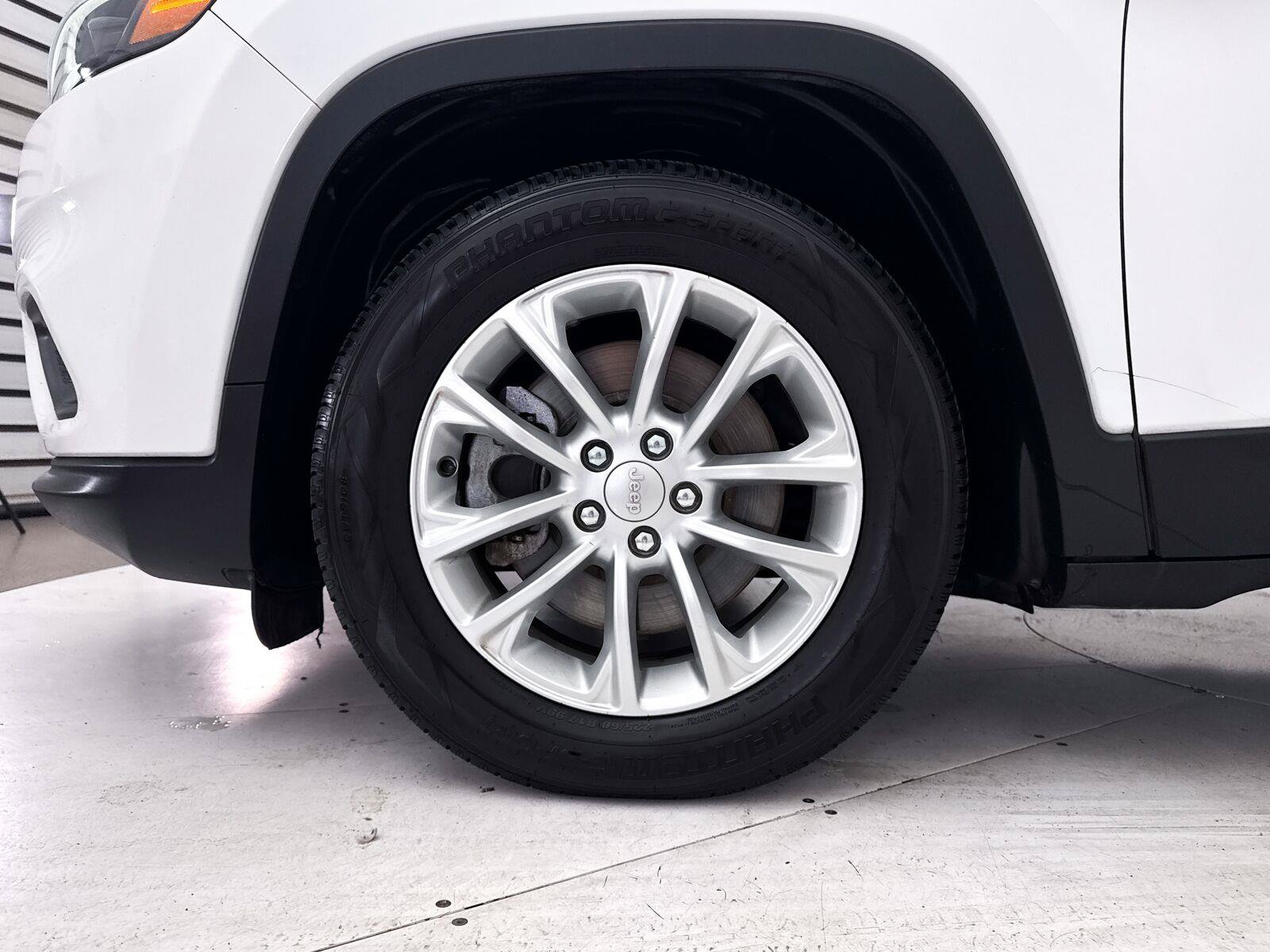 Used 2019 Jeep Cherokee Latitude w/ Popular Appearance Group FWD image 13
