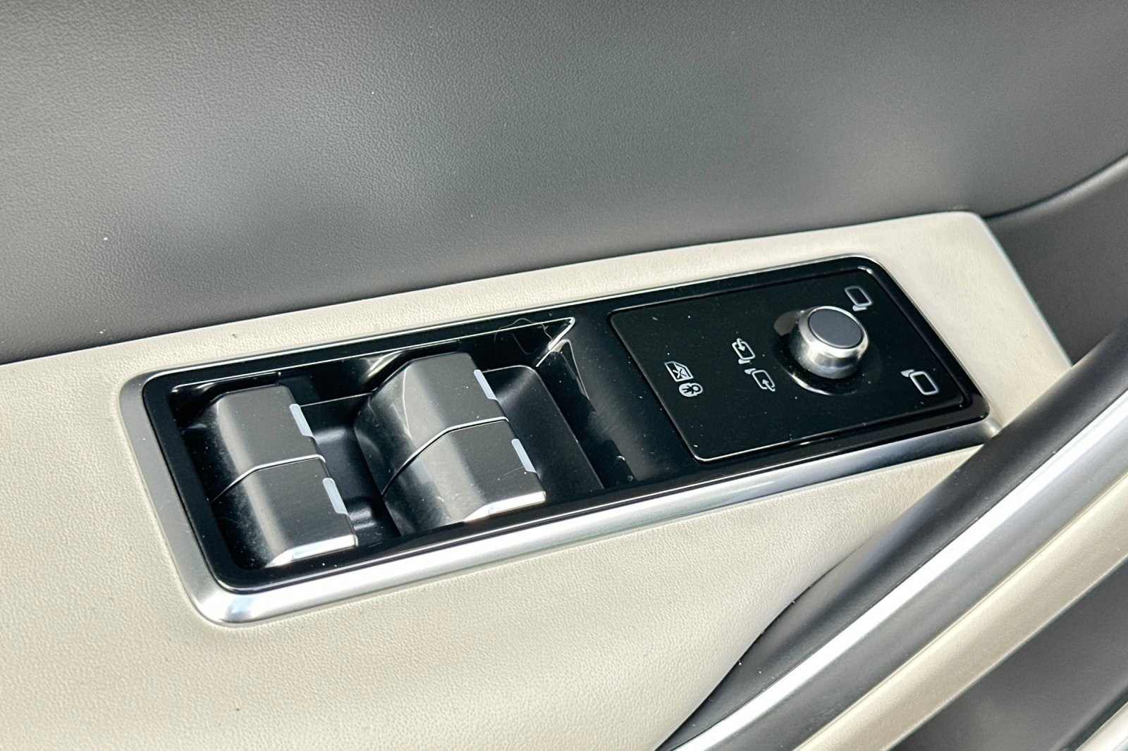 Used 2025 Jaguar F-PACE R-Dynamic S image 11