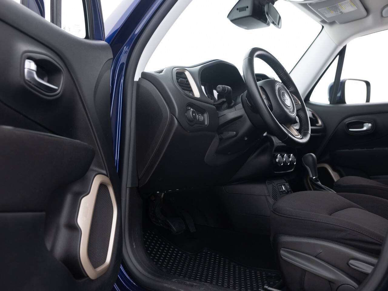Used 2016 Jeep Renegade Latitude FWD image 29