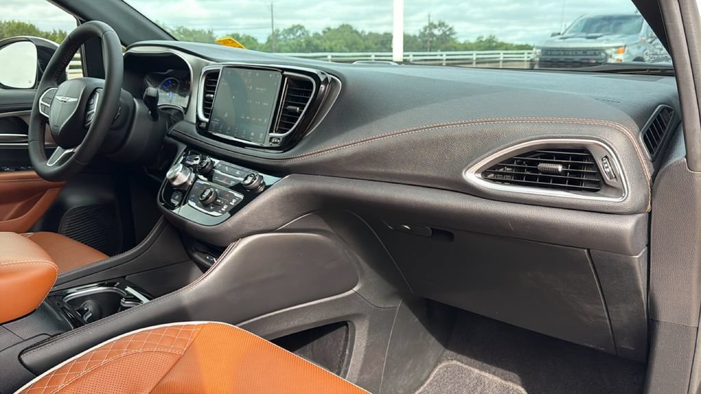 Used 2025 Chrysler Pacifica Pinnacle FWD image 30