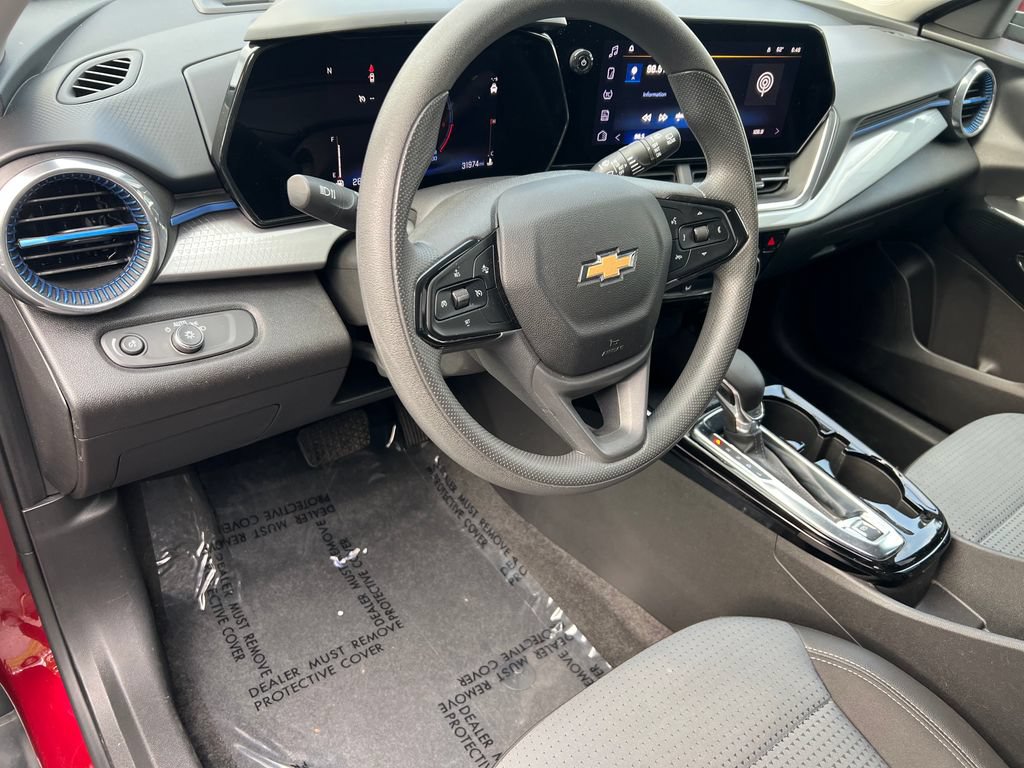 Used 2025 Chevrolet Trax LT FWD image 18