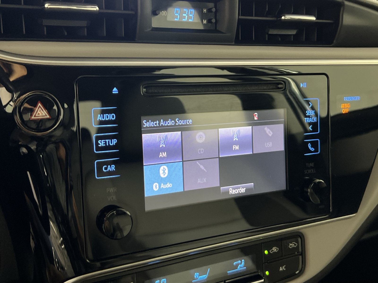 Used 2019 Toyota Corolla LE FWD image 18