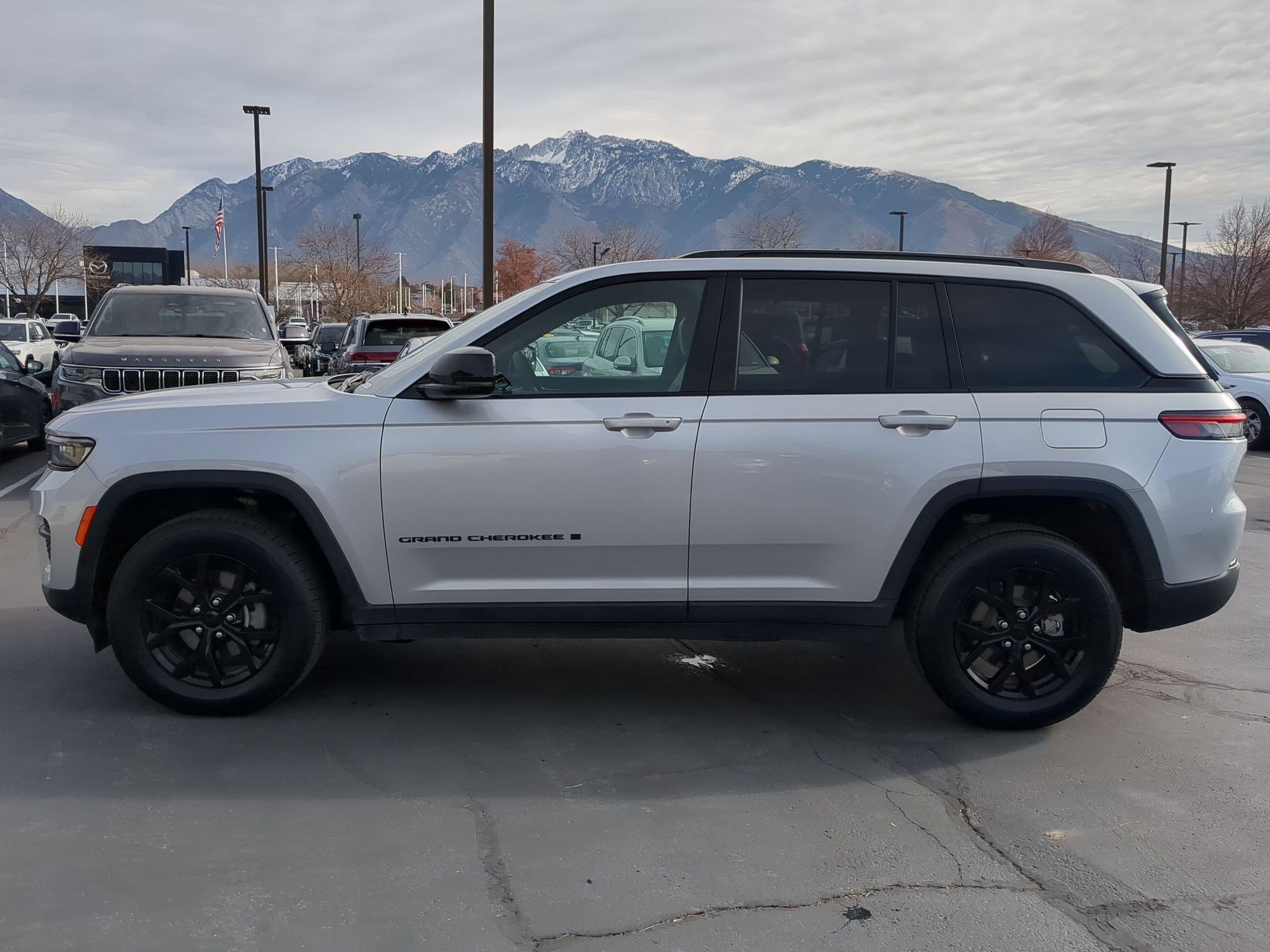 Used 2024 Jeep Grand Cherokee Altitude image 7