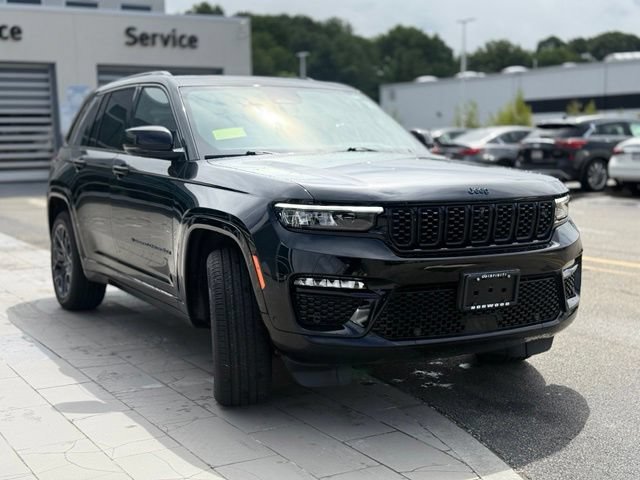 Used 2023 Jeep Grand Cherokee Summit AWD/4WD image 10