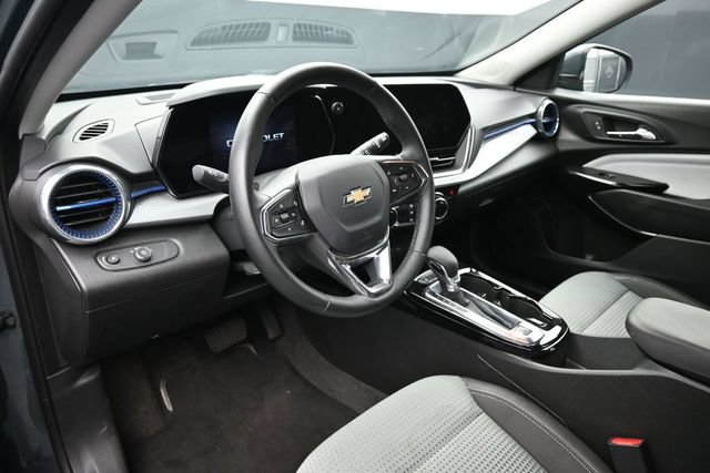 Used 2025 Chevrolet Trax LT w/ LT Convenience Package FWD image 11