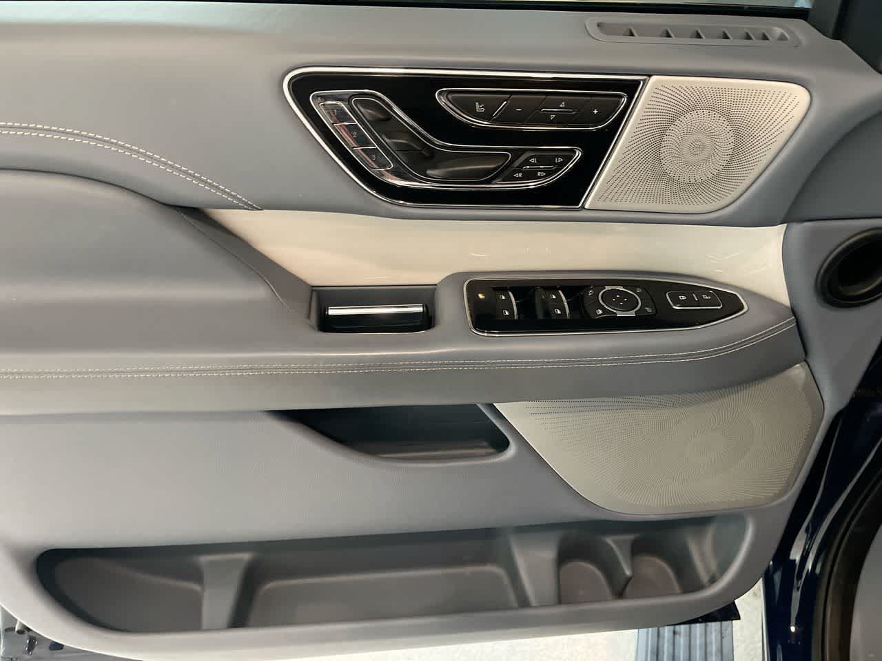 Used 2020 Lincoln Navigator Black Label w/ Cargo Convenience Package AWD/4WD image 13