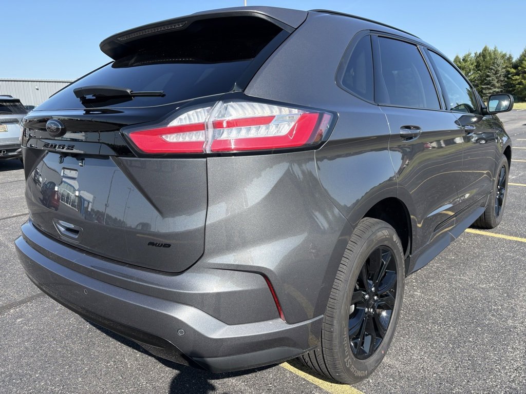 Used 2024 Ford Edge SE w/ Black Appearance Package image 5