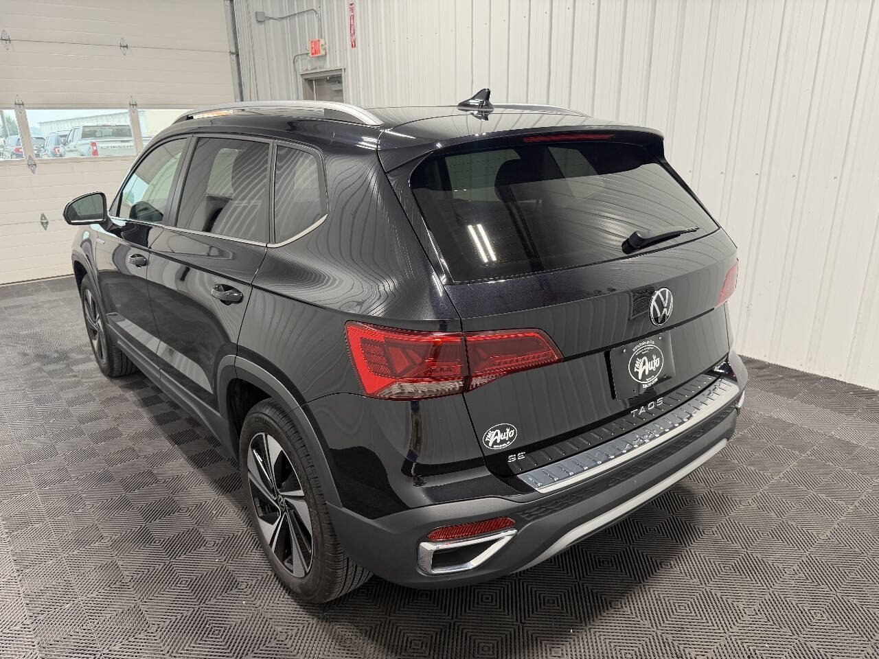 Used 2023 Volkswagen Taos SE w/ Panoramic Sunroof Package AWD/4WD image 5