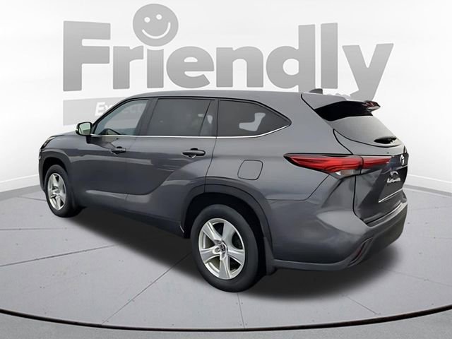 Used 2023 Toyota Highlander LE AWD/4WD image 3