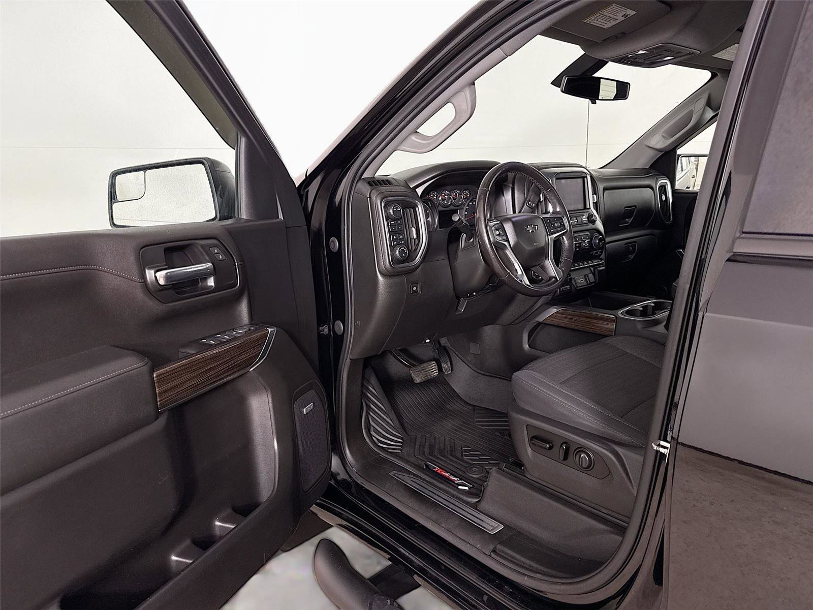 Used 2020 Chevrolet Silverado 1500 LT Trail Boss AWD/4WD image 3