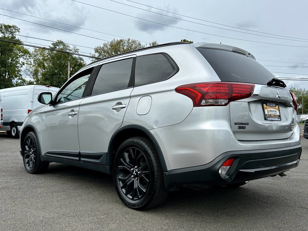 Used 2018 Mitsubishi Outlander LE AWD/4WD image 2