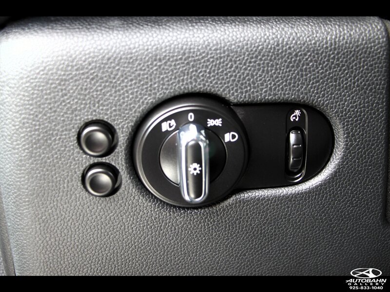 Used 2015 MINI Cooper 4-Door Hardtop w/ Premium Package FWD image 19