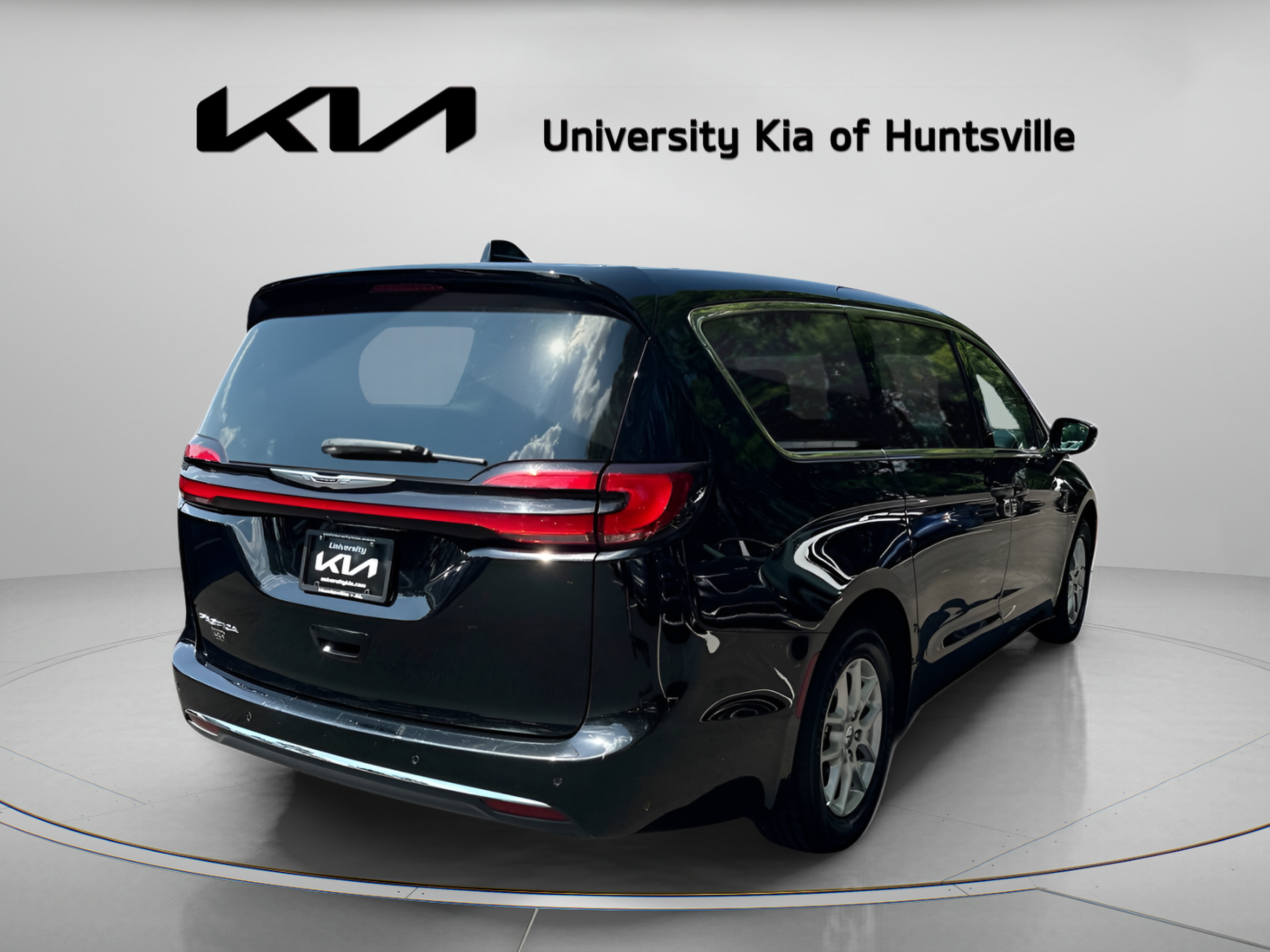 Used 2024 Chrysler Pacifica Touring-L FWD image 8