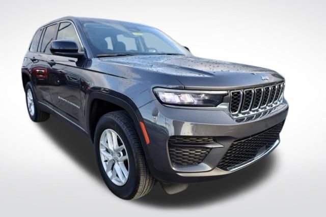 Used 2023 Jeep Grand Cherokee Laredo image 2