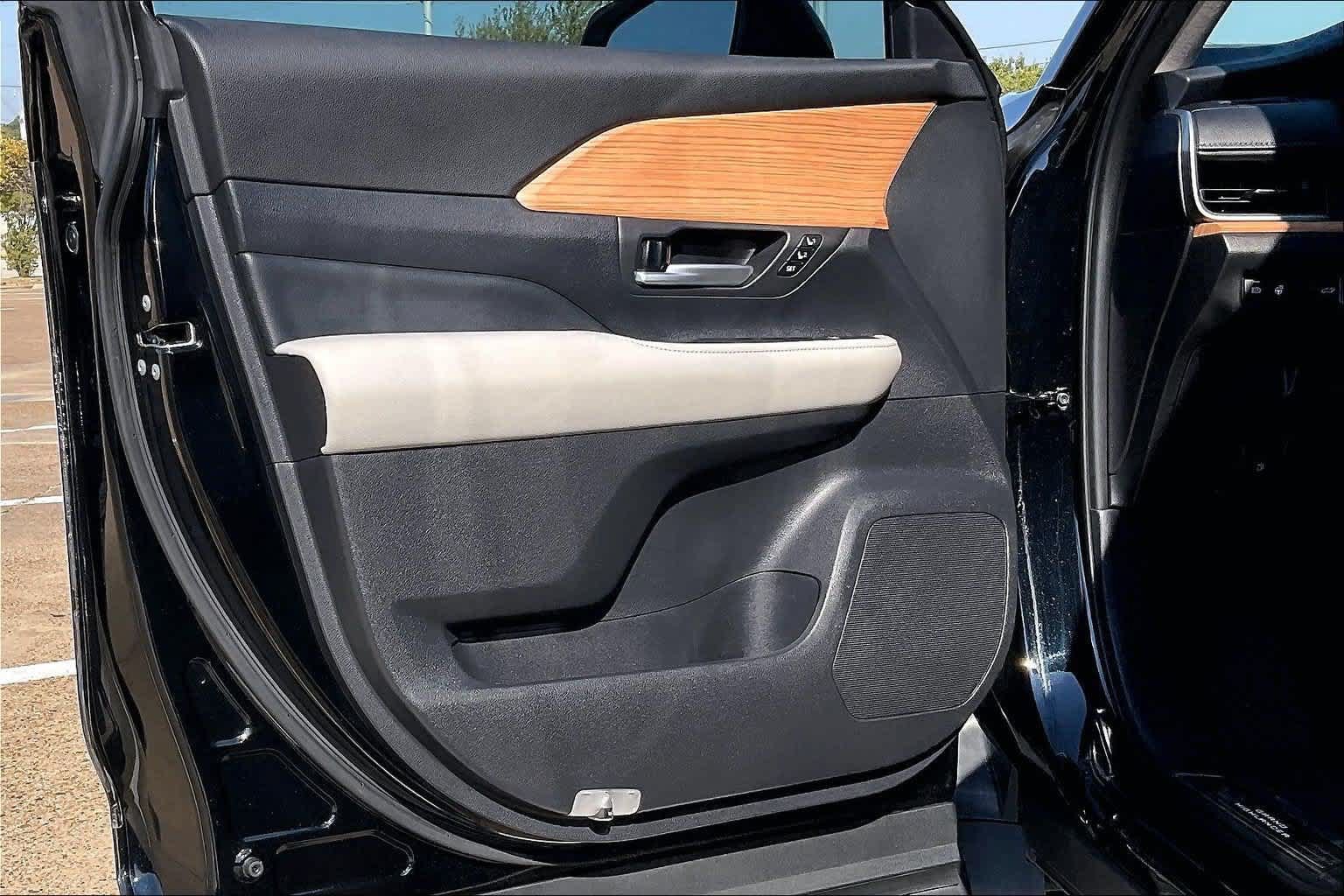 Used 2025 Toyota Grand Highlander FWD image 27