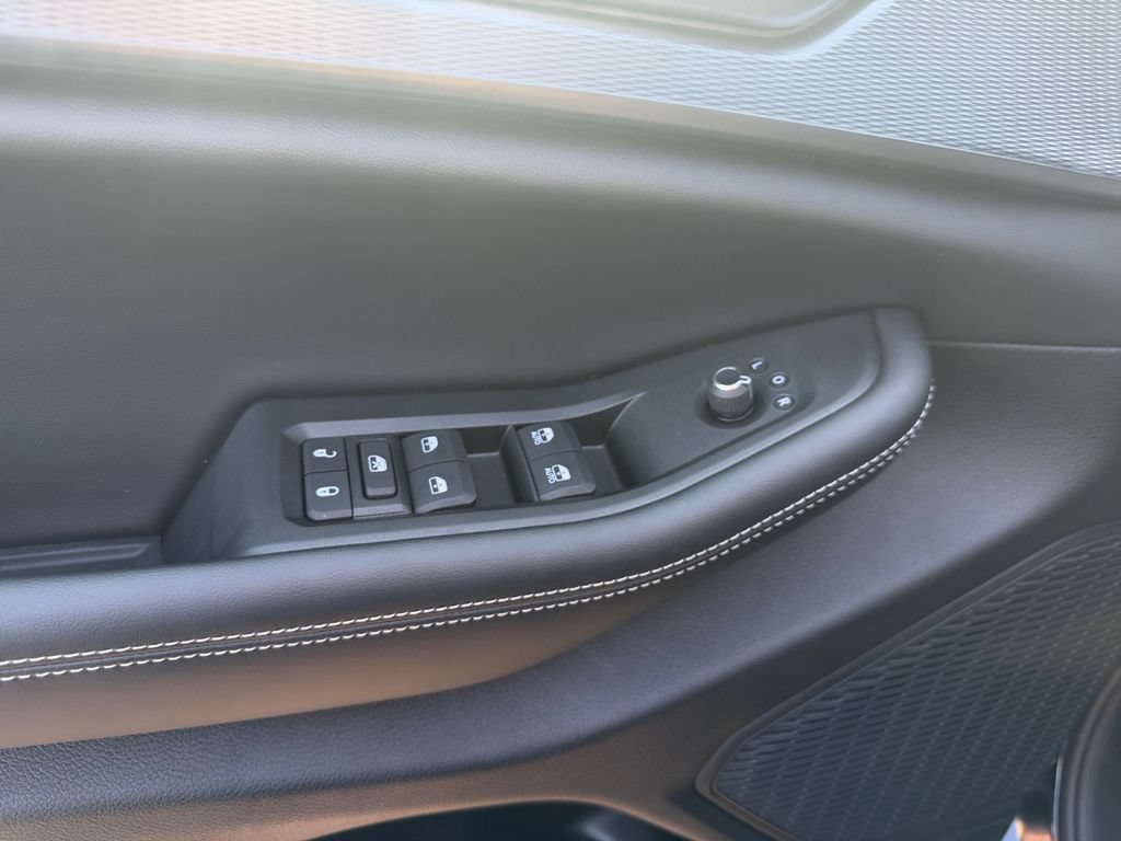 Used 2025 Jeep Grand Cherokee Laredo AWD/4WD image 11