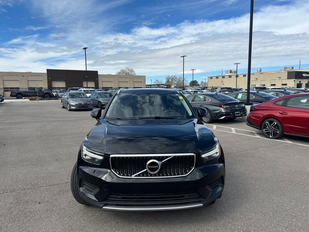 Used 2019 Volvo XC40 T5 Momentum image 2