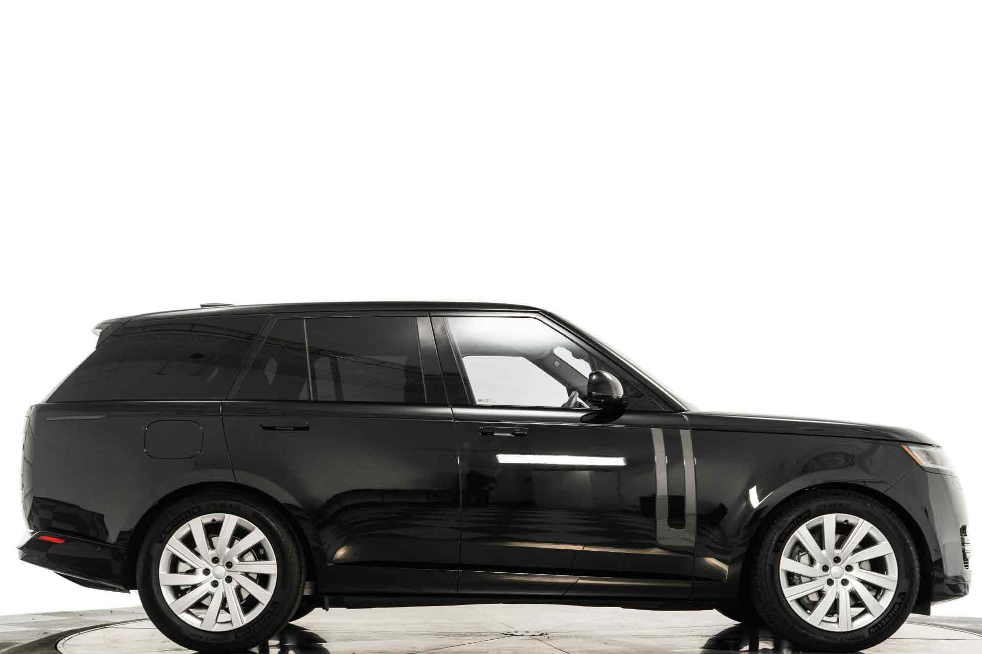 Used 2024 Land Rover Range Rover SE image 2