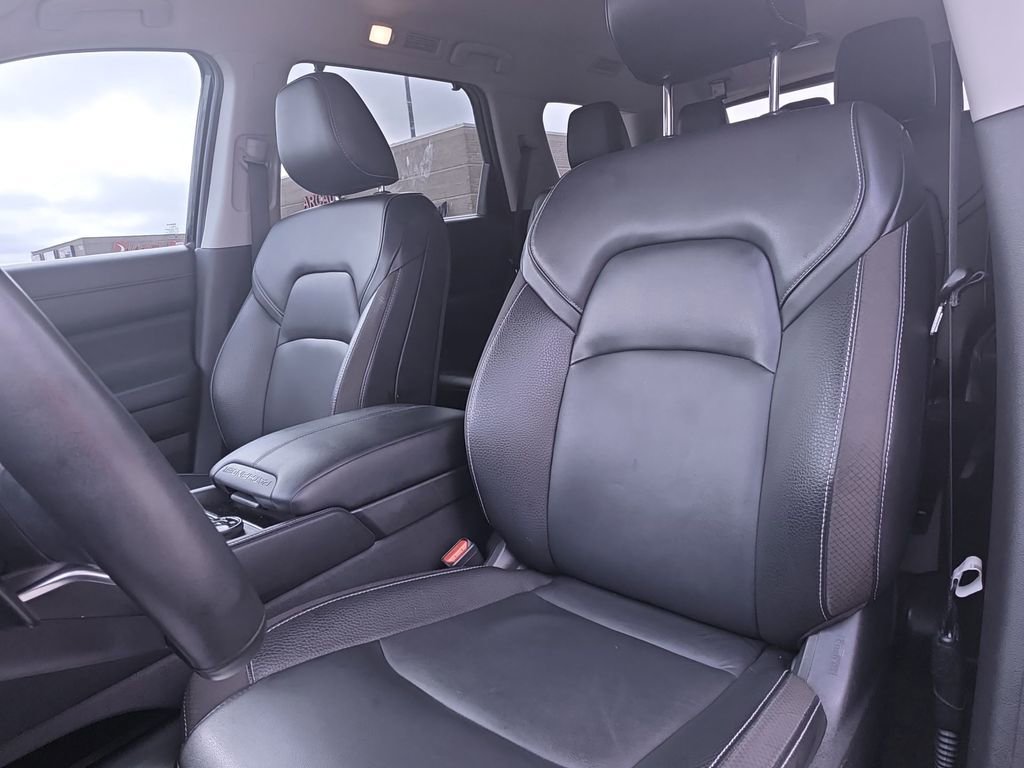 Used 2023 Nissan Pathfinder SL w/ Black Appearance Package image 19