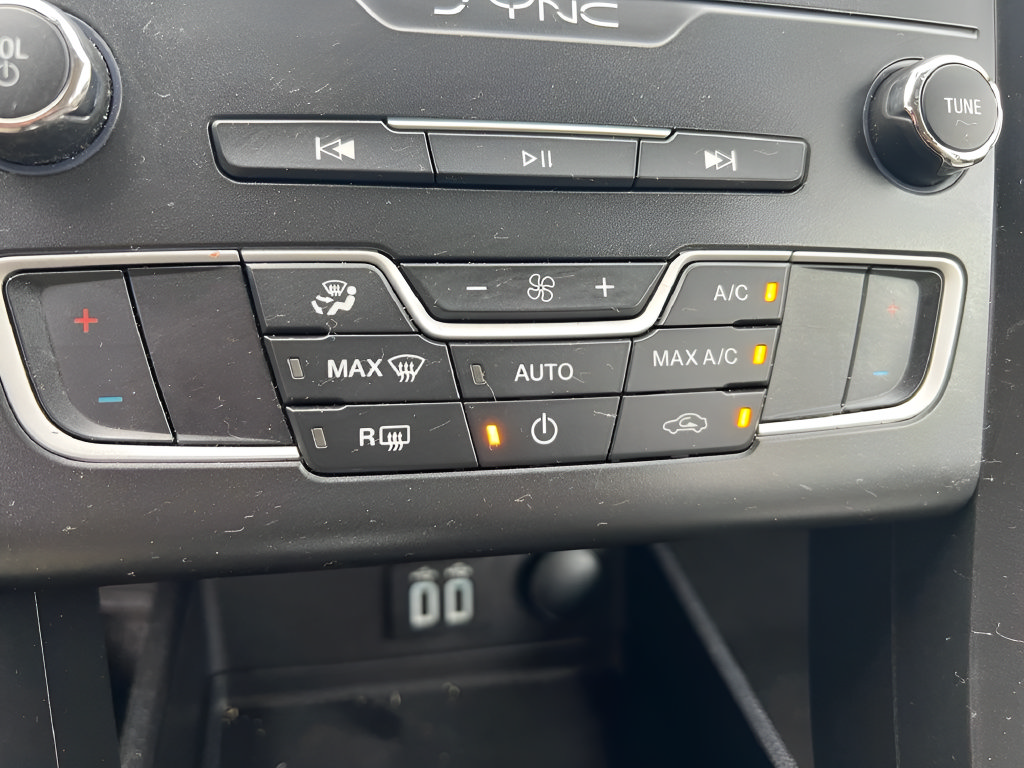 Used 2020 Ford Fusion SE w/ Equipment Group 151A FWD image 27