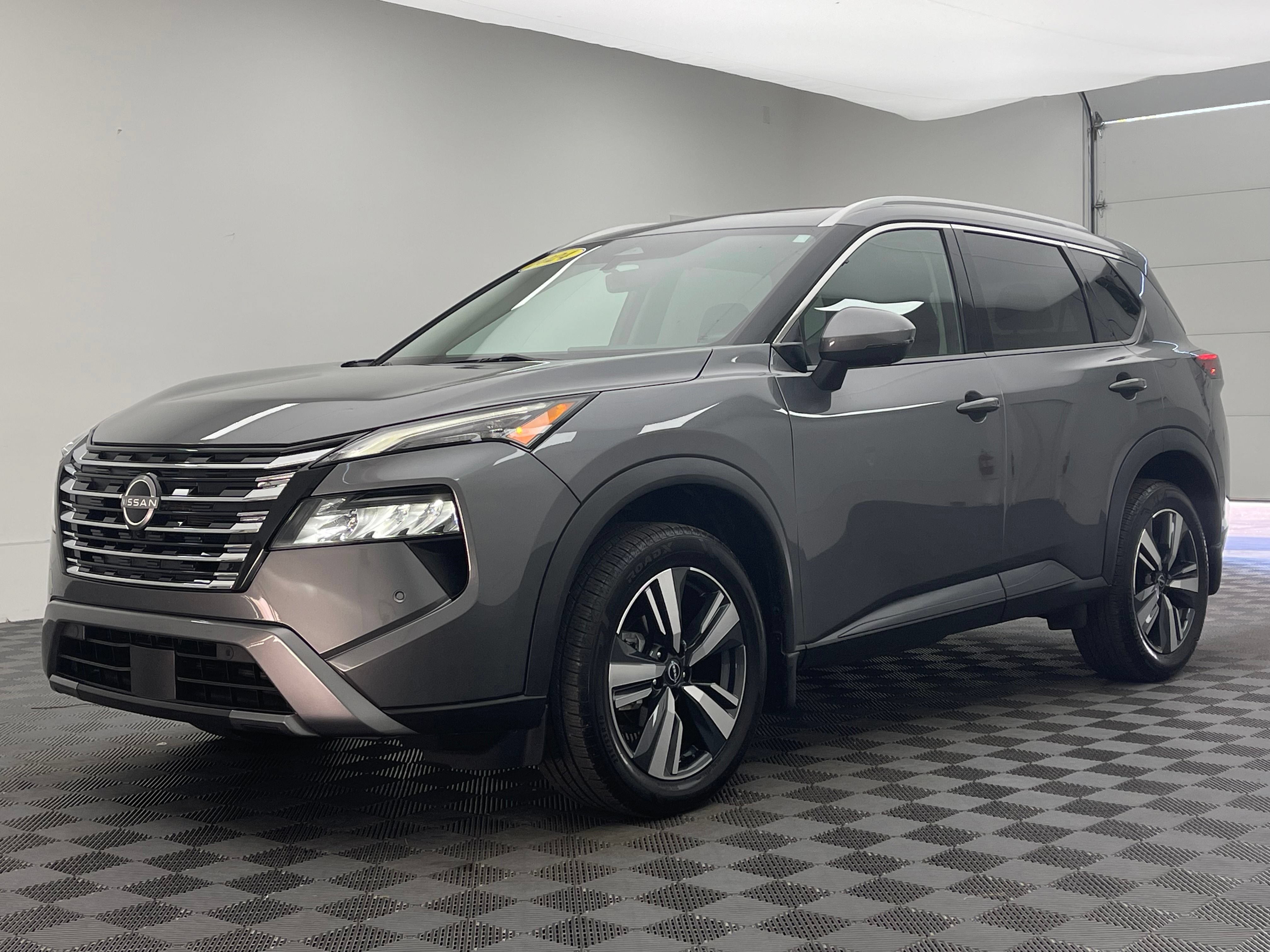 Used 2024 Nissan Rogue SL w/ SL Premium Package FWD image 2