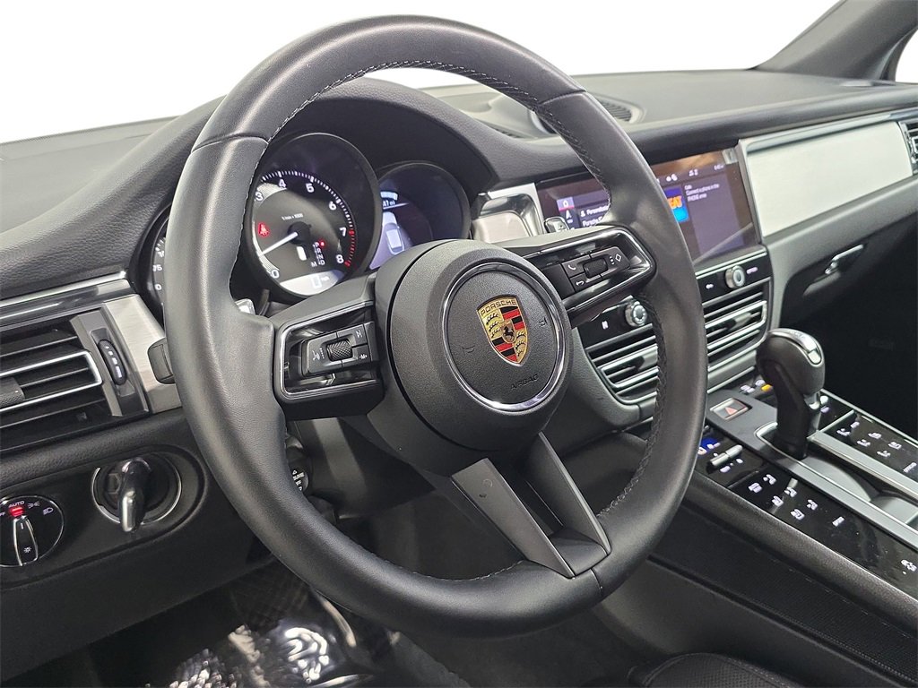 Certified 2025 Porsche Macan image 4