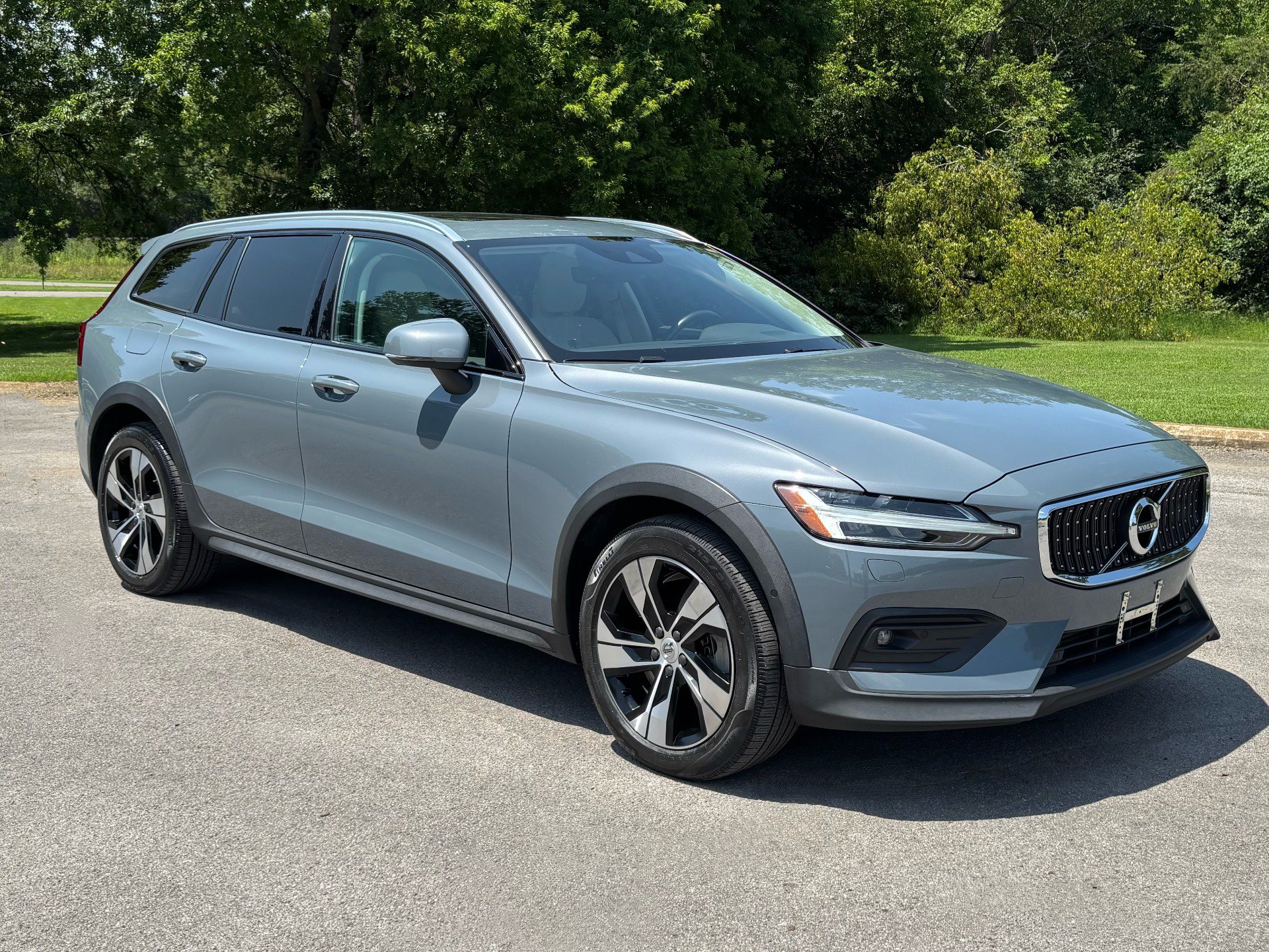 Used 2022 Volvo V60 T5 Cross Country AWD/4WD image 1