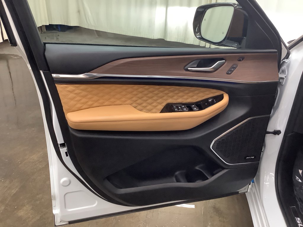 Used 2023 Jeep Grand Cherokee Summit w/ Luxury Tech Group V image 12