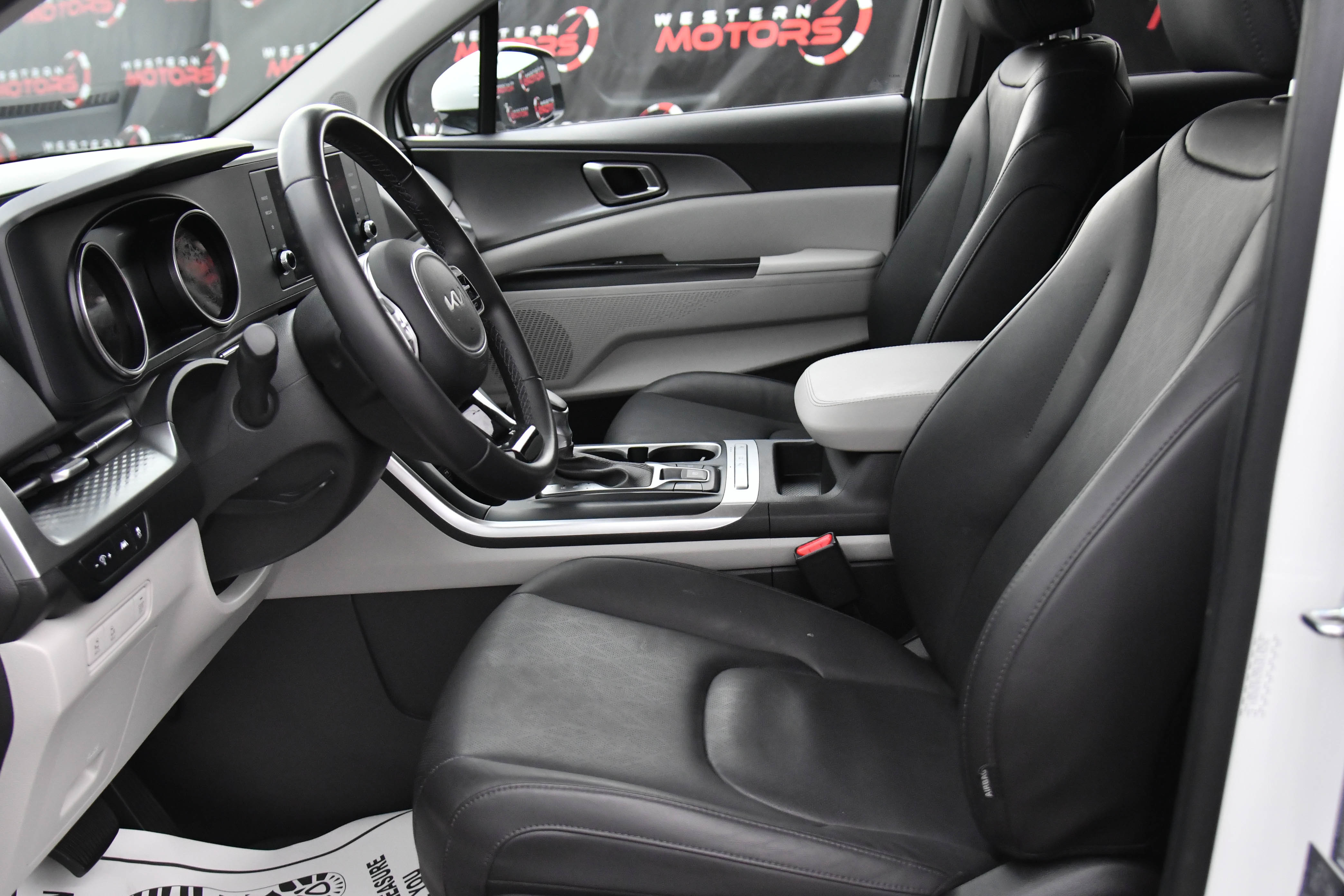 Used 2024 Kia Carnival LX image 18