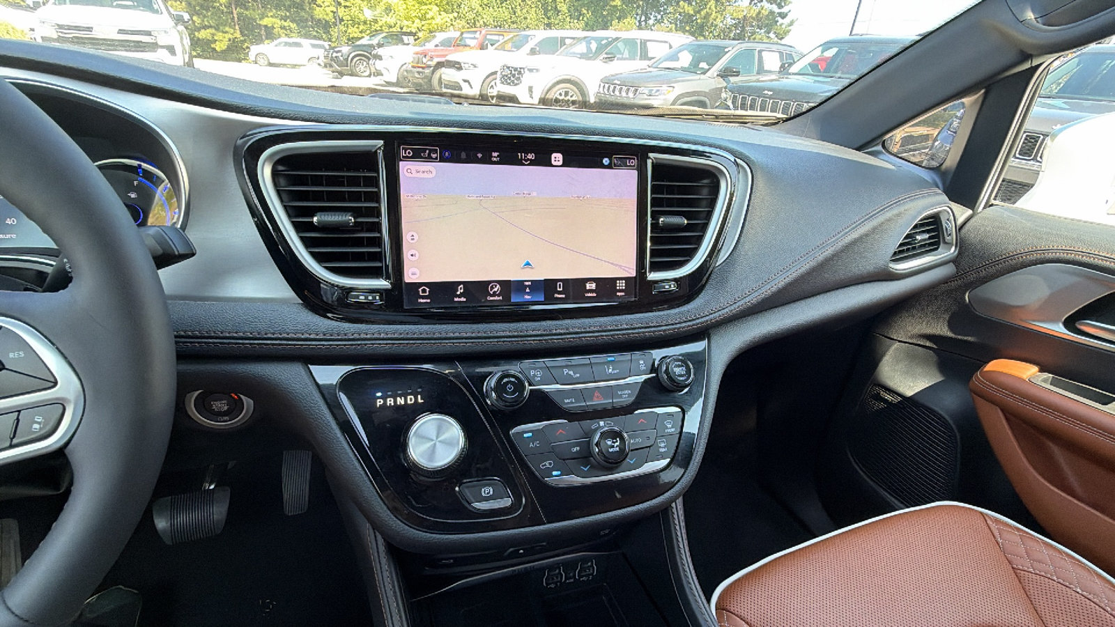 Used 2024 Chrysler Pacifica Pinnacle FWD image 33