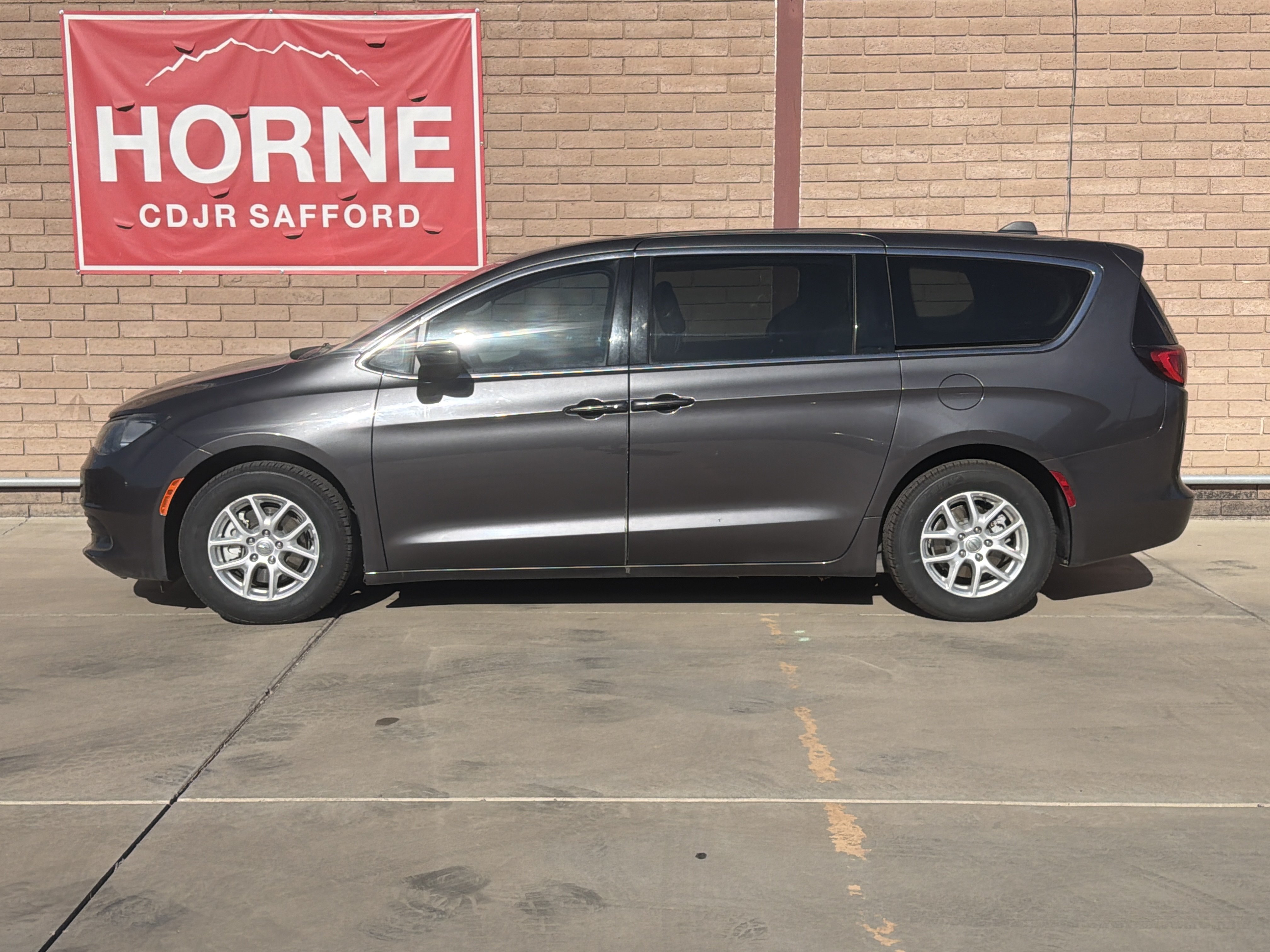 Used 2020 Chrysler Voyager LX FWD image 2