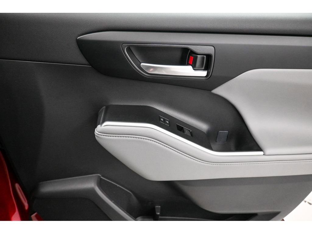 Used 2025 Toyota Highlander XLE image 17