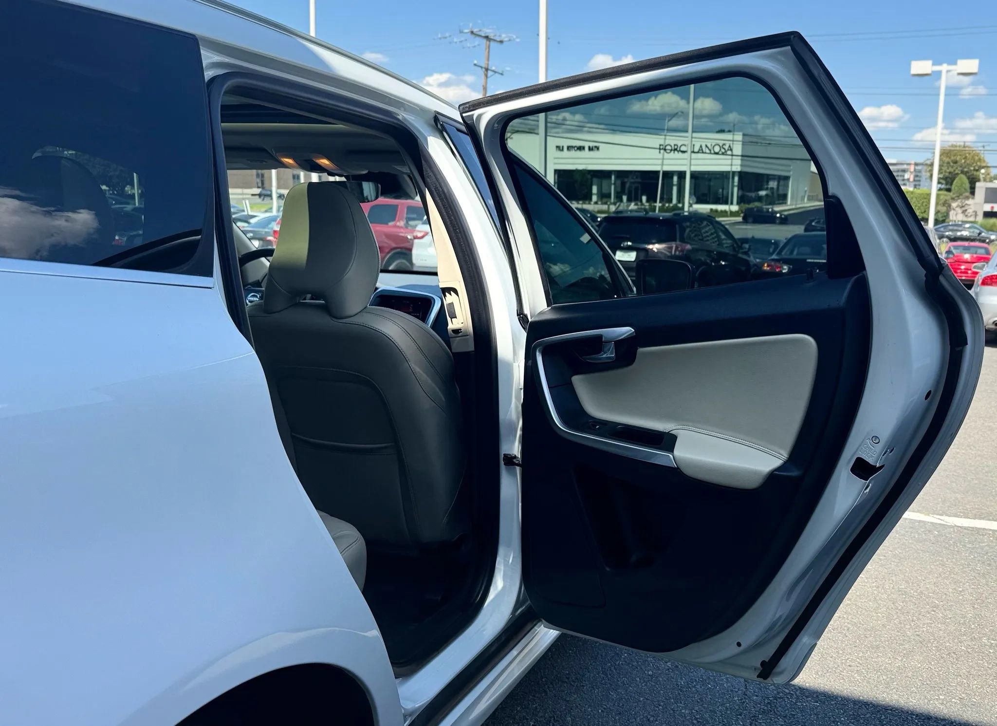 Used 2017 Volvo XC60 T6 Dynamic w/ Preferred Option Package image 32