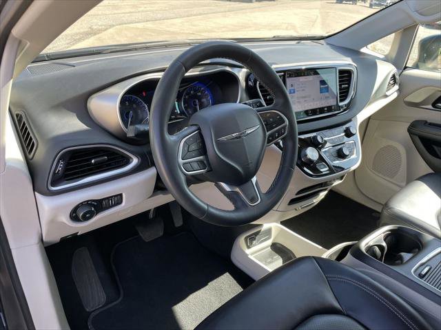 Used 2023 Chrysler Pacifica Touring-L FWD image 14