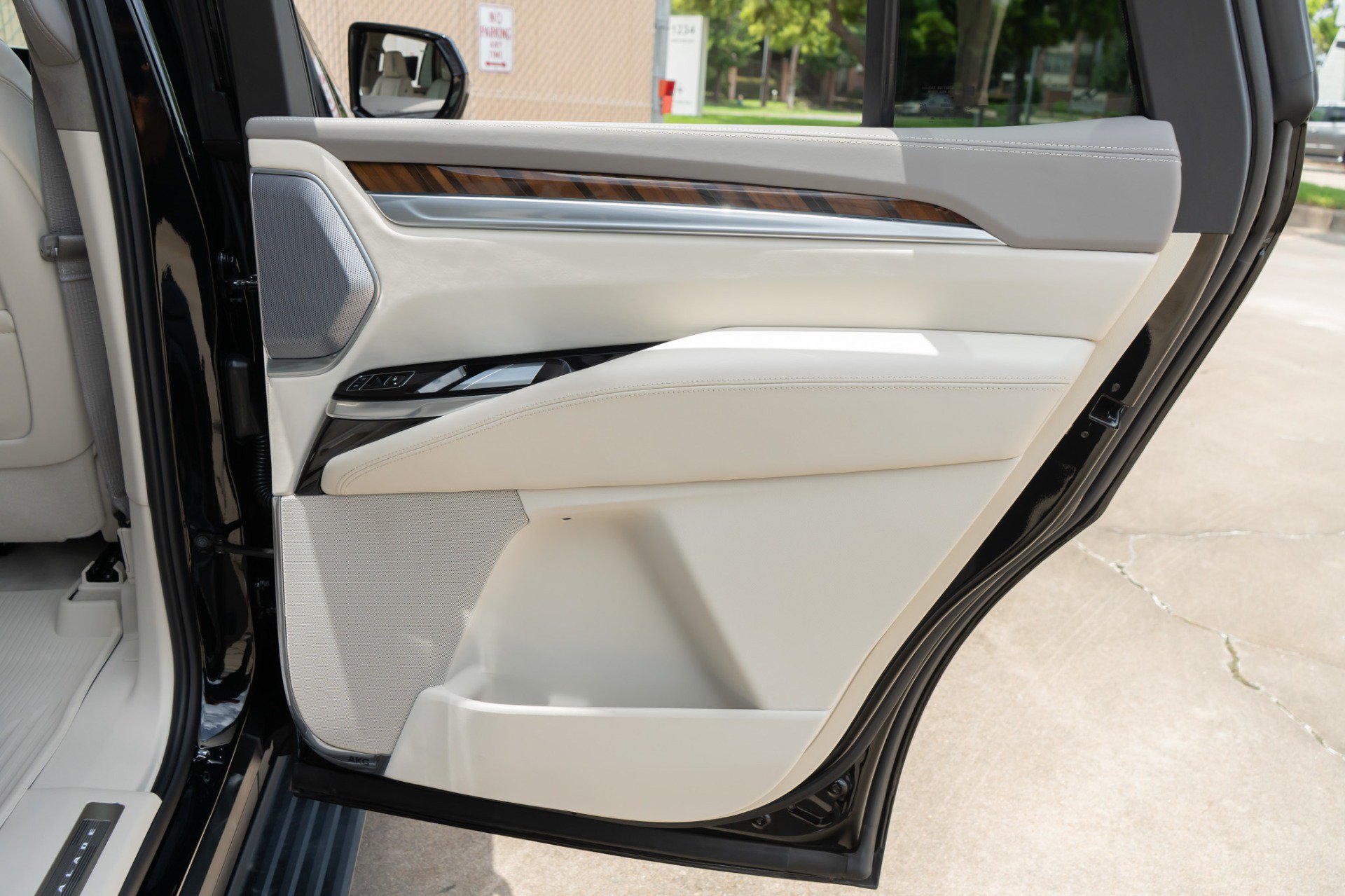 Used 2026 Cadillac Escalade Platinum Sport w/ LPO, Floor Liner Package AWD/4WD image 40
