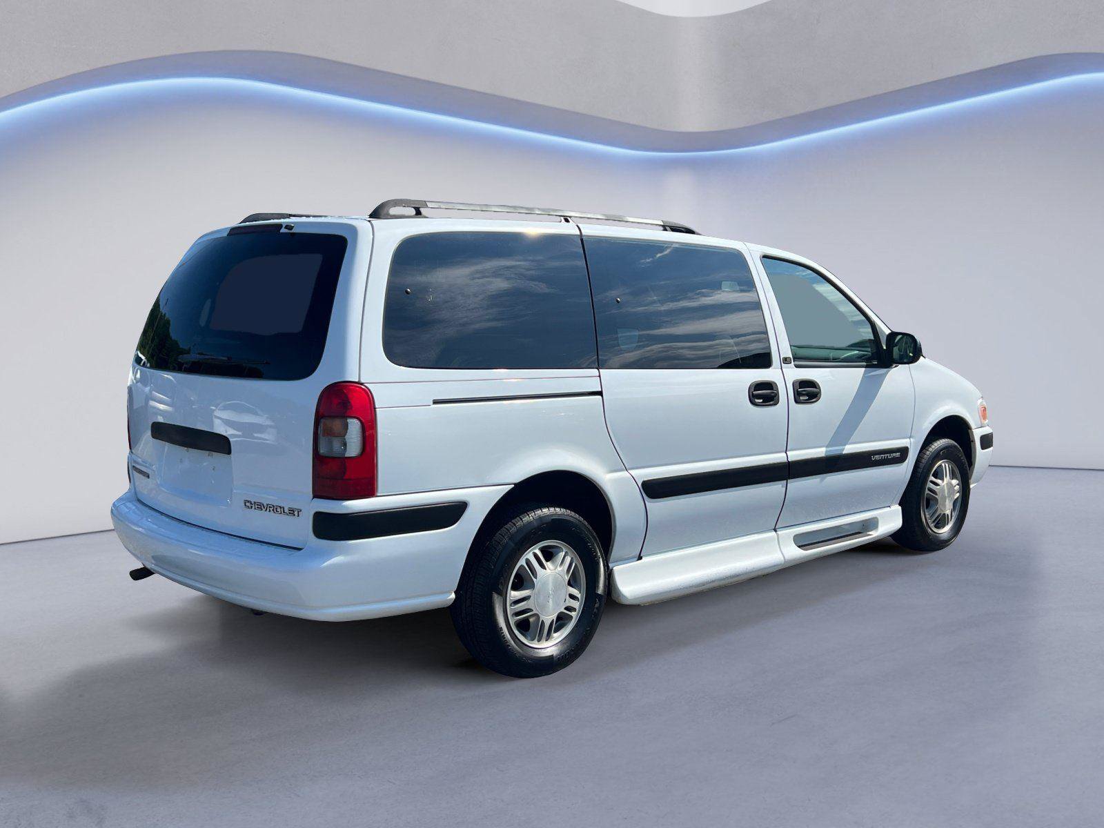 Used 2004 Chevrolet Venture LS w/ Easy Order Package FWD image 3