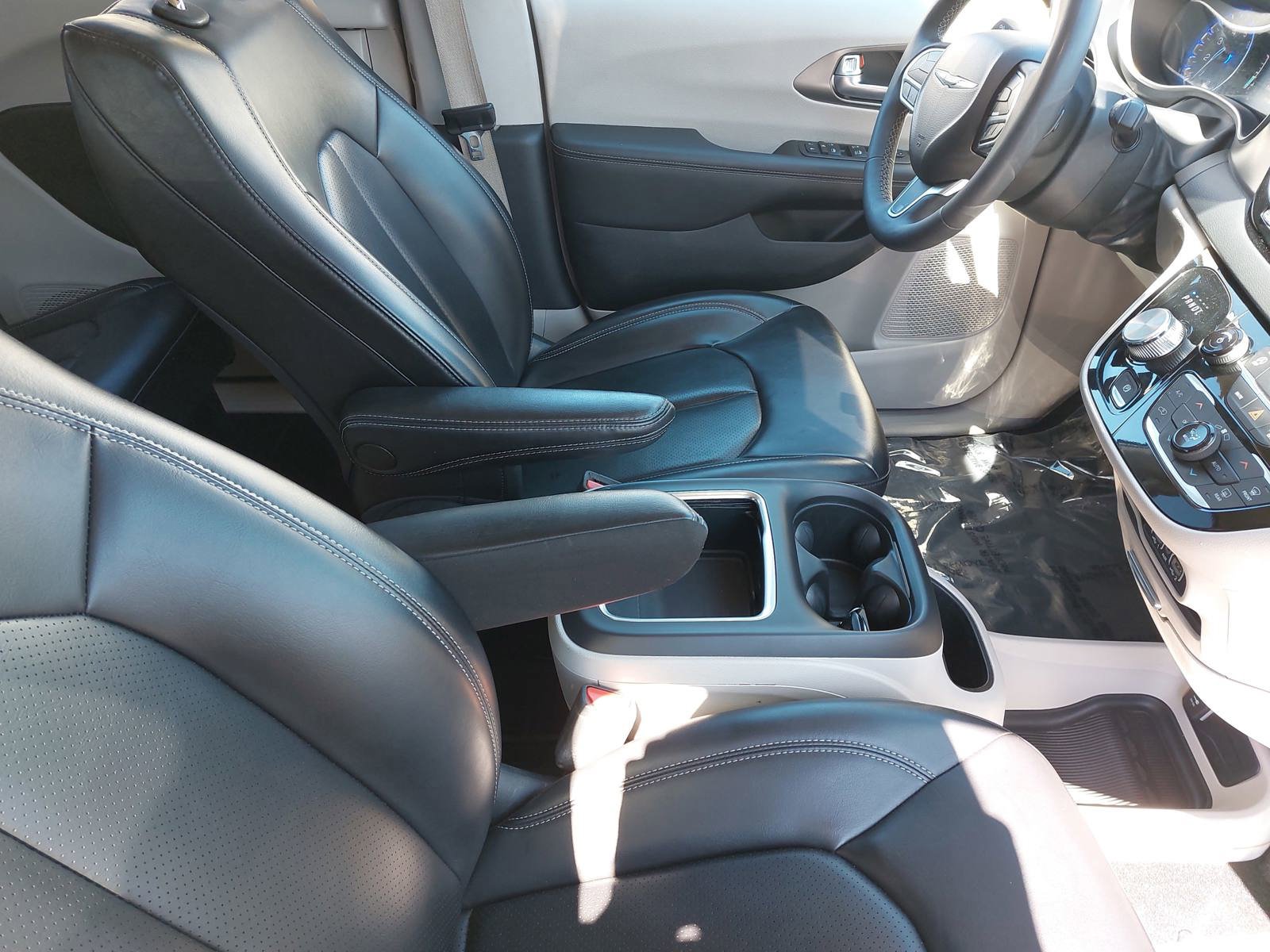 Used 2023 Chrysler Pacifica Touring-L image 10