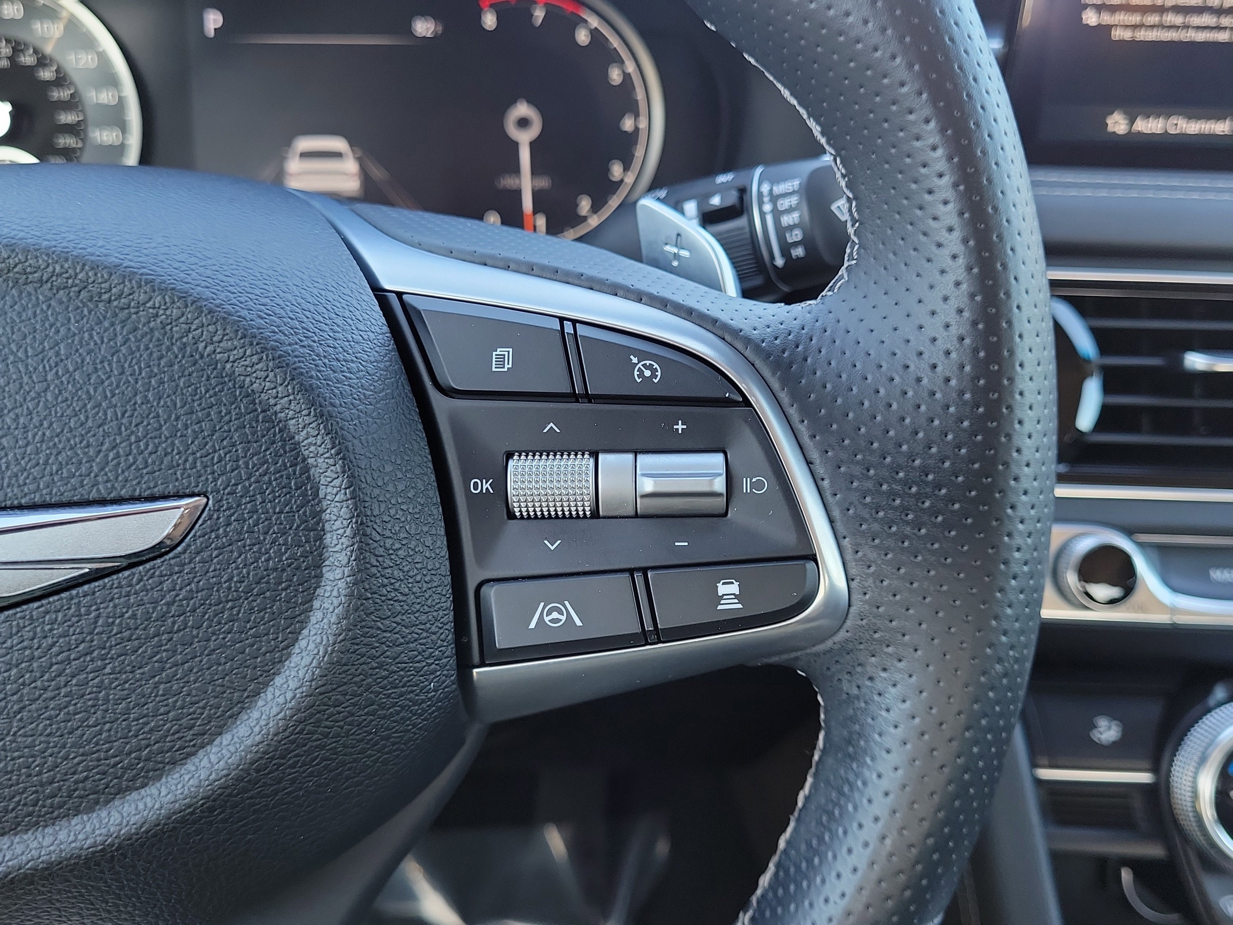 Used 2023 Genesis G70 2.0T image 17