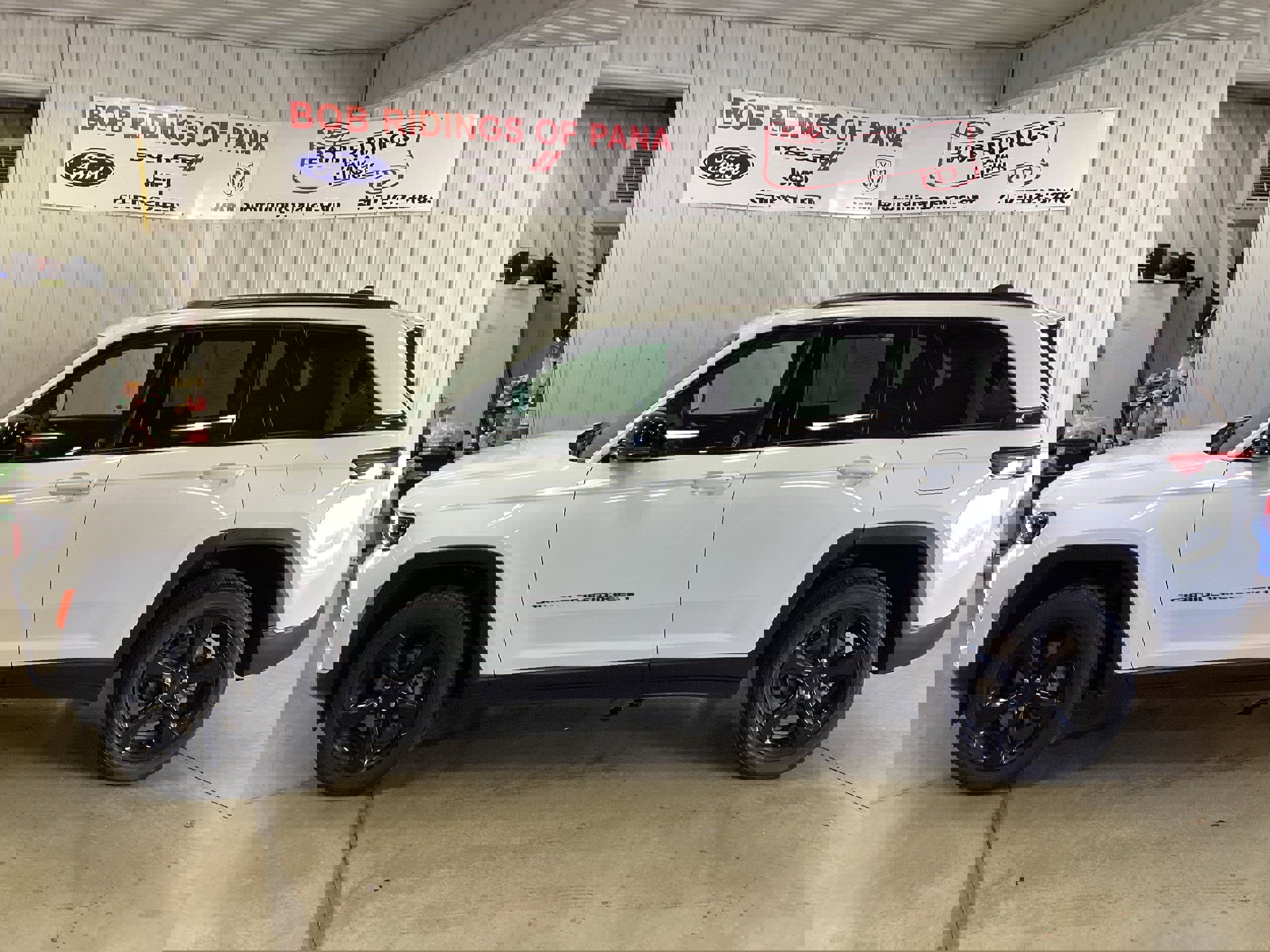 Used 2024 Jeep Grand Cherokee Altitude image 2