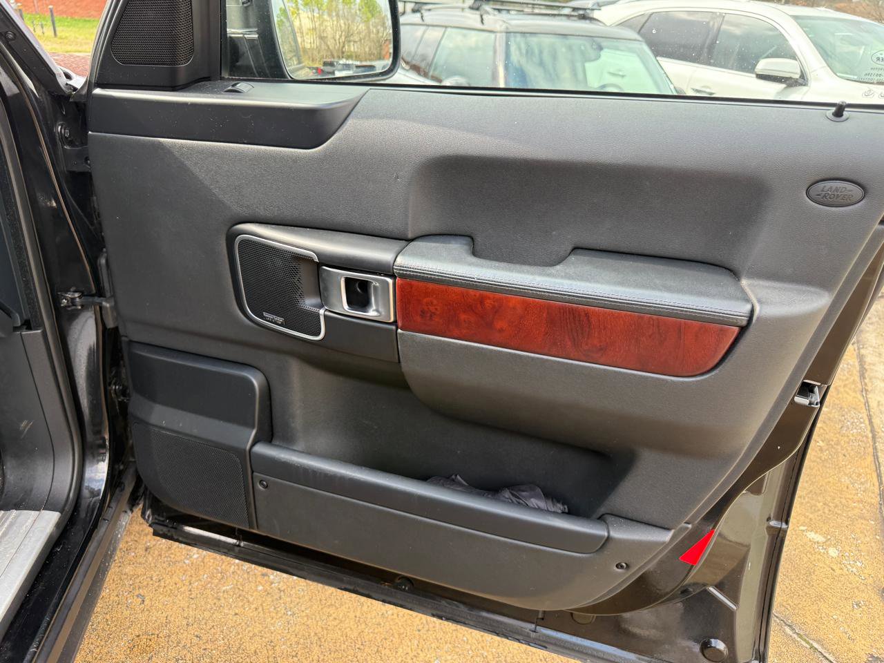 Used 2011 Land Rover Range Rover HSE image 29