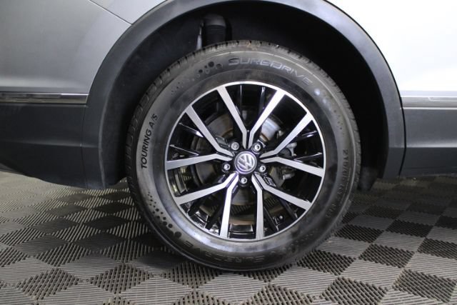 Used 2021 Volkswagen Tiguan SE w/ Panoramic Sunroof Package FWD image 5