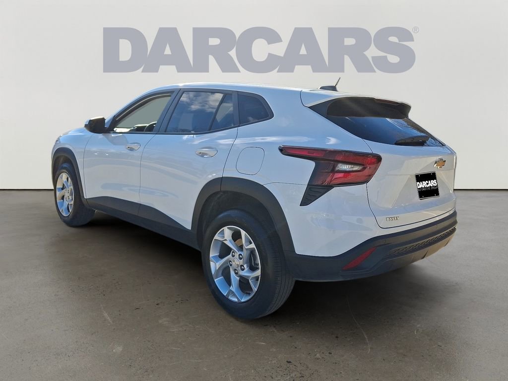 Used 2025 Chevrolet Trax LS w/ LS Convenience Package image 4