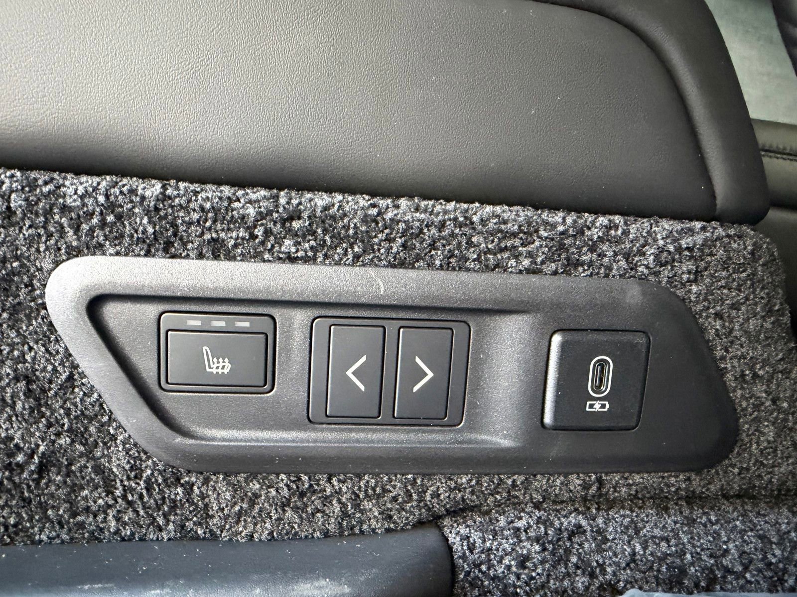 New 2026 Land Rover Range Rover Long Wheelbase SE image 33