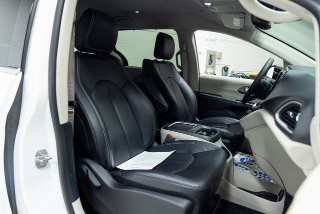 Used 2024 Chrysler Pacifica Touring-L image 24